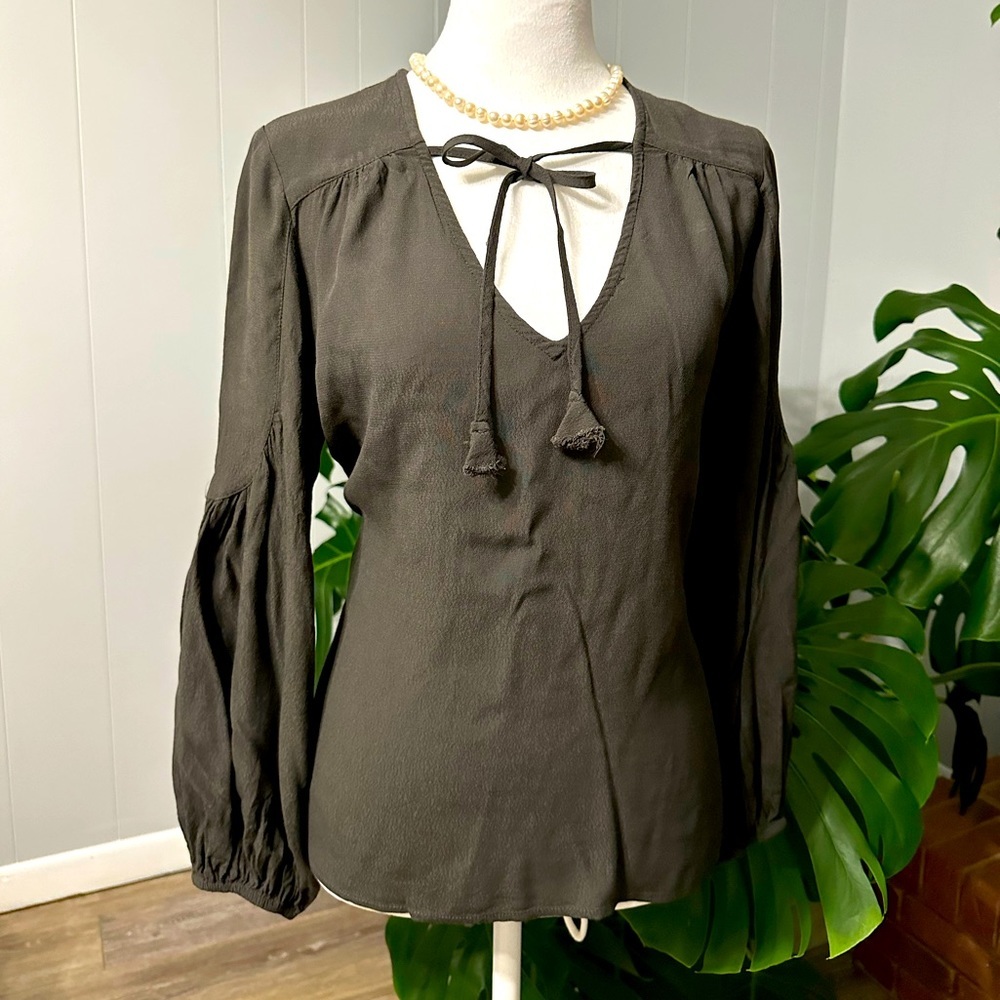 🛍️ Grade Gather balloon sleeve top excellent condition.